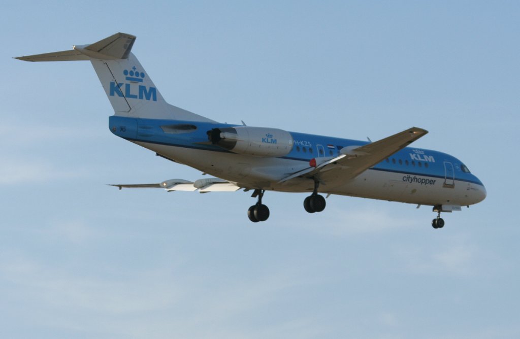 KLM-Cityhopper Fokker 70 PH-KZS kurz vor der Landung in Berlin-Tegel am 09.03.2012