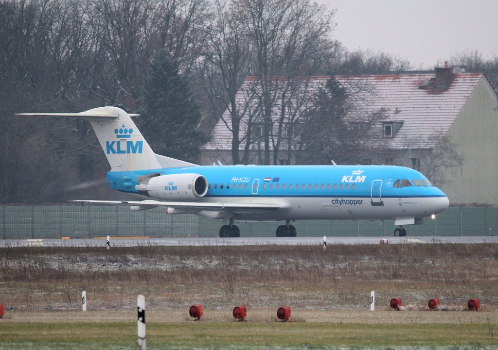 KLM-Cityhopper Fokker 70 PH-KZU auf dem Weg zum Start in Berlin-Tegel am 01.12.2012