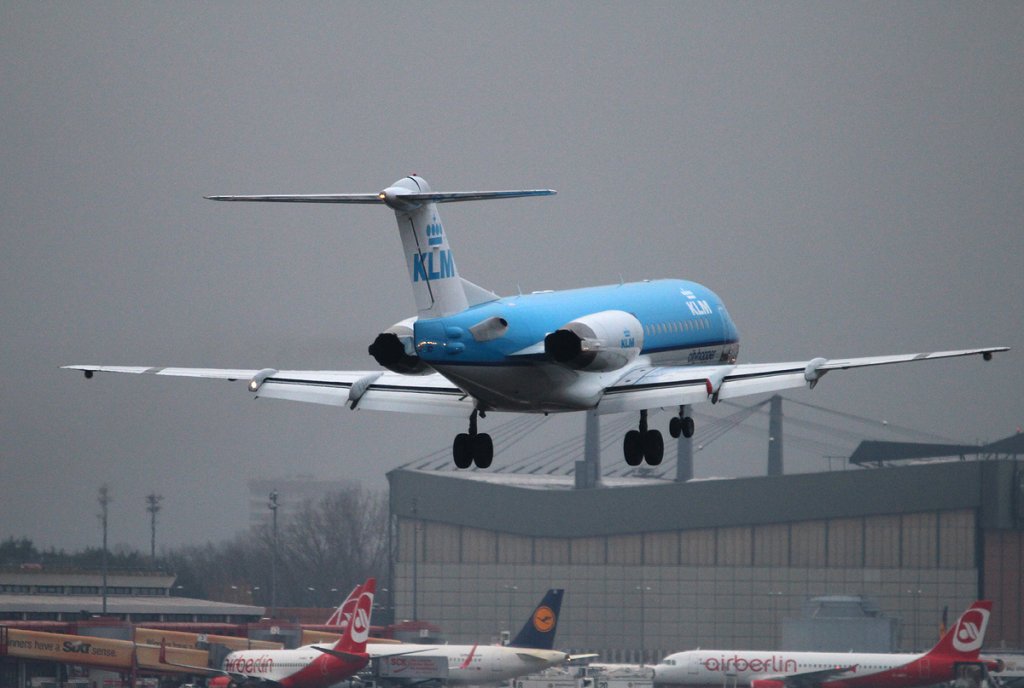 KLM-Cityhopper Fokker 70 PH-KZU bei der Landung in Berlin-Tegel am 01.12.2012