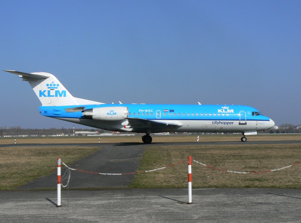 KLM Cityhopper Fokker 70 PH-WXC auf dem Weg zum Start in Berlin-Tegel am 17.03.2012
