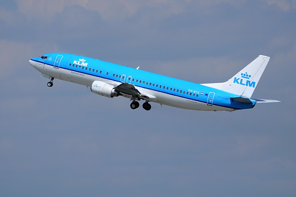 KLM, PH-BTG, Boeing 737-406. Eine schne Bemalung der Niederlndischen Gesellschaft, die auch vor dem Himmelsblau noch absticht. 27.4.2010