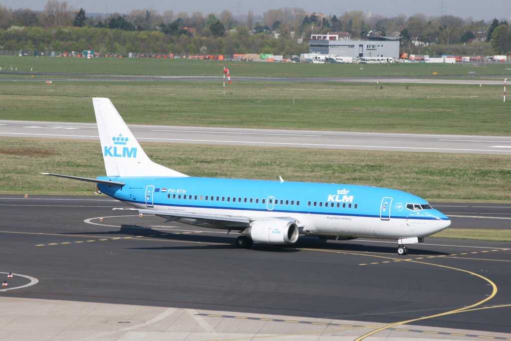 KLM PH-BTH am 18.4.2010 kurz vor einem berfhrungsflug von Dsseldorf nach Amsterdam.