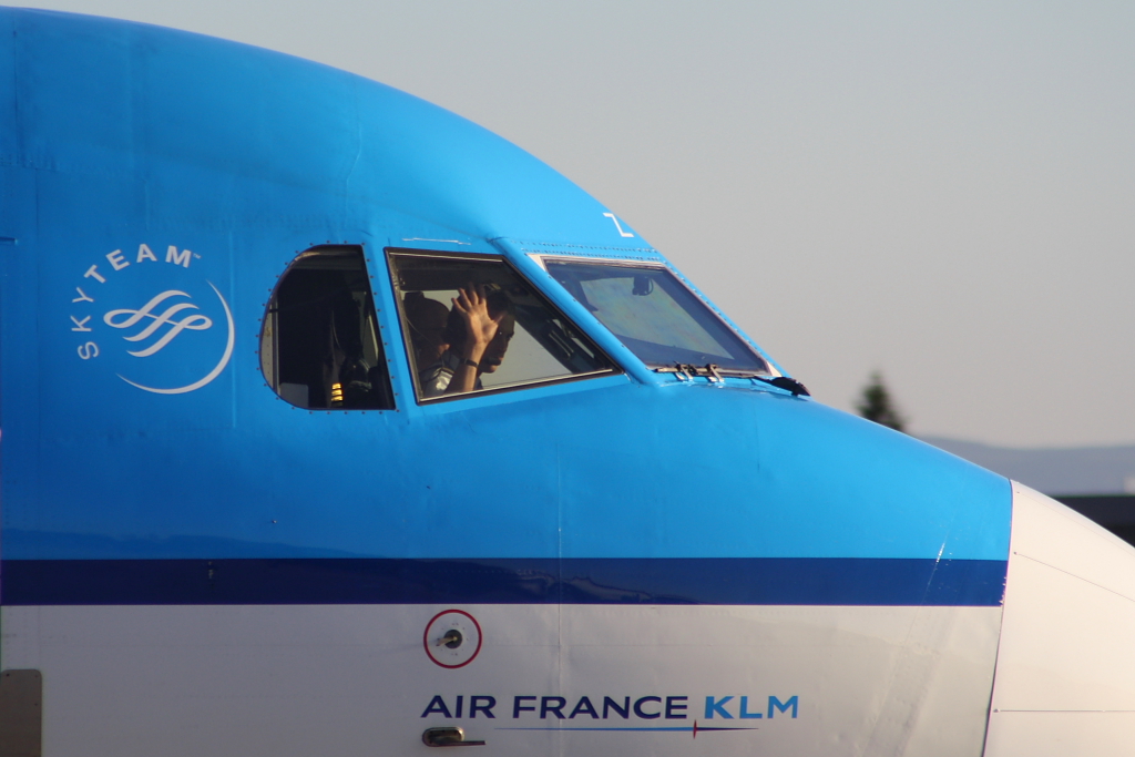 KLM-Piloten winken immer --- Flugzeugtyp: Fokker F-70; Flughafen: Stuttgart STR/EDDS; Datum: 10.Oktober 2010