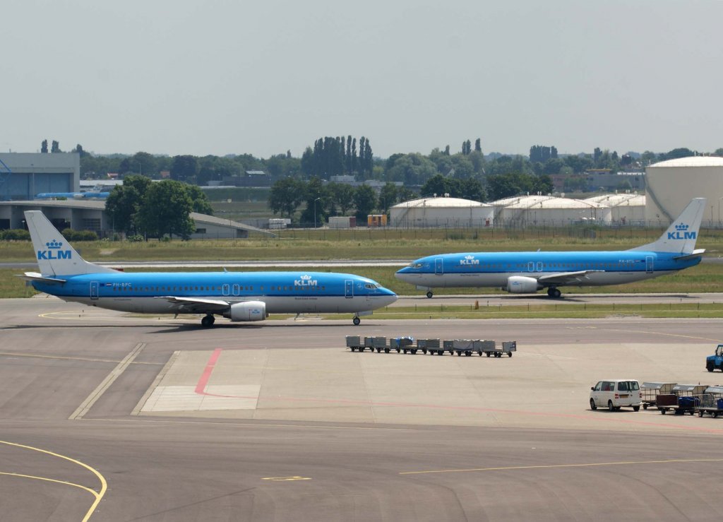 KLM Royal Dutch Airlines, PH-BPC  Ernest Hemingway , Boeing 737-400, 2010.06.26, AMS-EHAM, Amsterdam (Schiphol), Niederlande