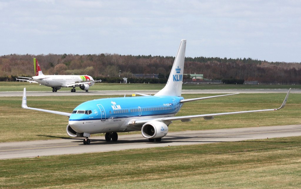 KLM Royal Dutch Airlines,PH-BGN,(c/n38125),Boeing 737-7K2(WL),20.04.2013,HAM-EDDH,Hamburg,Germany (hinten TAP,CS-TJF,A321-211)