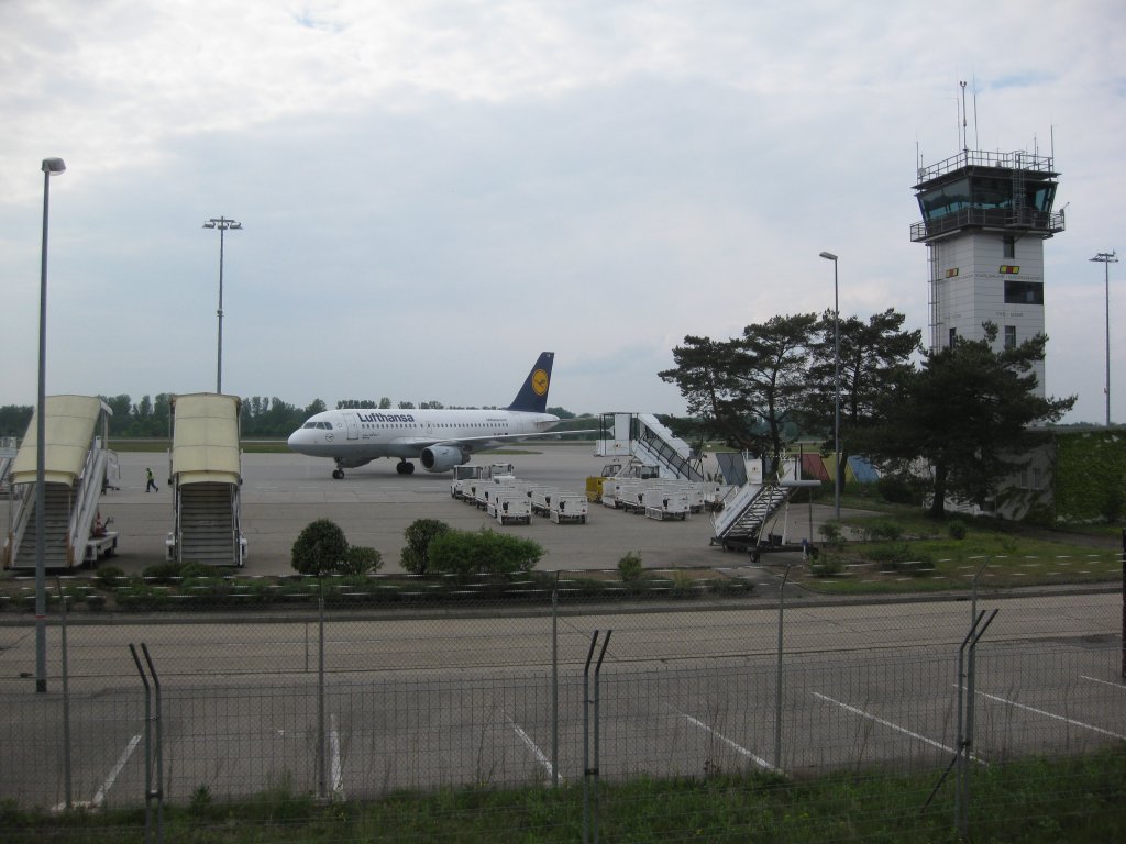 Kurz vor dem Heimflug nach Frankfurt befindet sich hier der Lufthansa-Airbus A319-100 nach dem Flugtraining auf dem Baden-Airpark (08.05.2010)