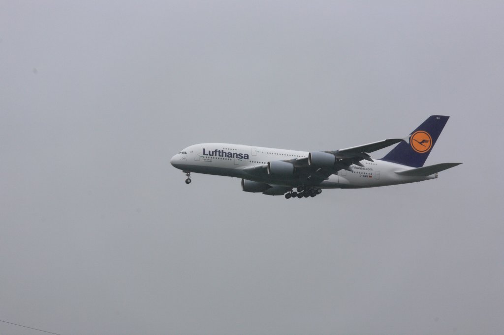 Landeanflug des Airbus A380-800  Frankfurt am Main  auf den Flughafen Linz am 02. Juni 2010 bei strmendem Regen.