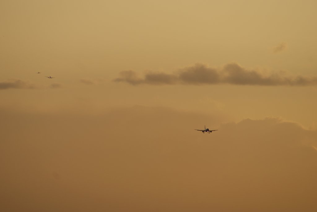Landeanflug...gleich 3 Maschinen auf einmal kamen in Dsseldorf Flughafen an am 17.10.2009