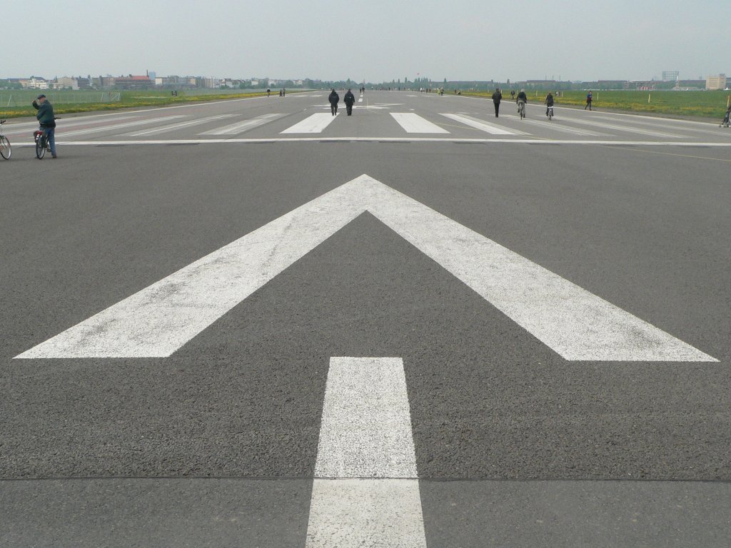 Landebahn des ehemaligen Flughafens Berlin Tempelhof. Am gestrigen 8. Mai 2010 wurde der Flughafen fr die ffentlichkeit zugnglich gemacht. Das wurde rege genutzt. 9.5.2010