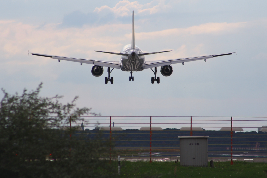 Landung in Berlin-Tegel: Airbus A320-200 der Lufthansa (16.08.10) 