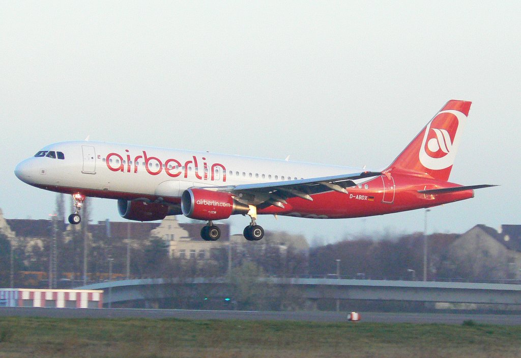 Landung des Air Berlin A 320-214 D-ABDX  im ersten Sonnenlicht des 21.11.2009 auf dem Flughafen Berlin-Tegel