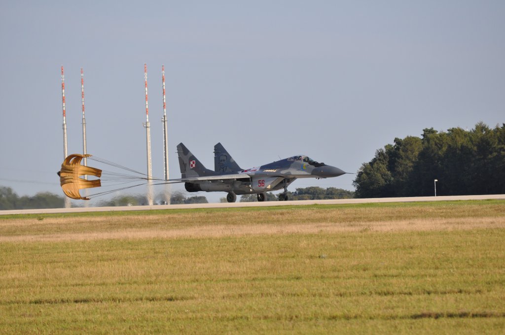 Landung der MIG 29 der polnischen Luftwaffe auf der neuen Sdlandebahn des BER anllich der ILA 2012 am 16.09.2012