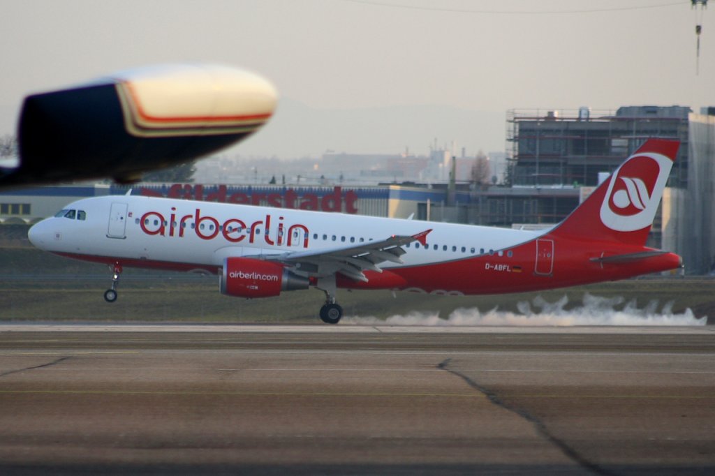 Leider ist da der Flgel eines anderen Jets davor, sorry. 

Auf diesem Foto ist der Air Berlin-Airbus A320-200 D-ABFL beim Touch-down auf der Stuttgarter Landebahn 07 am 12. Februar 2011 zu sehen