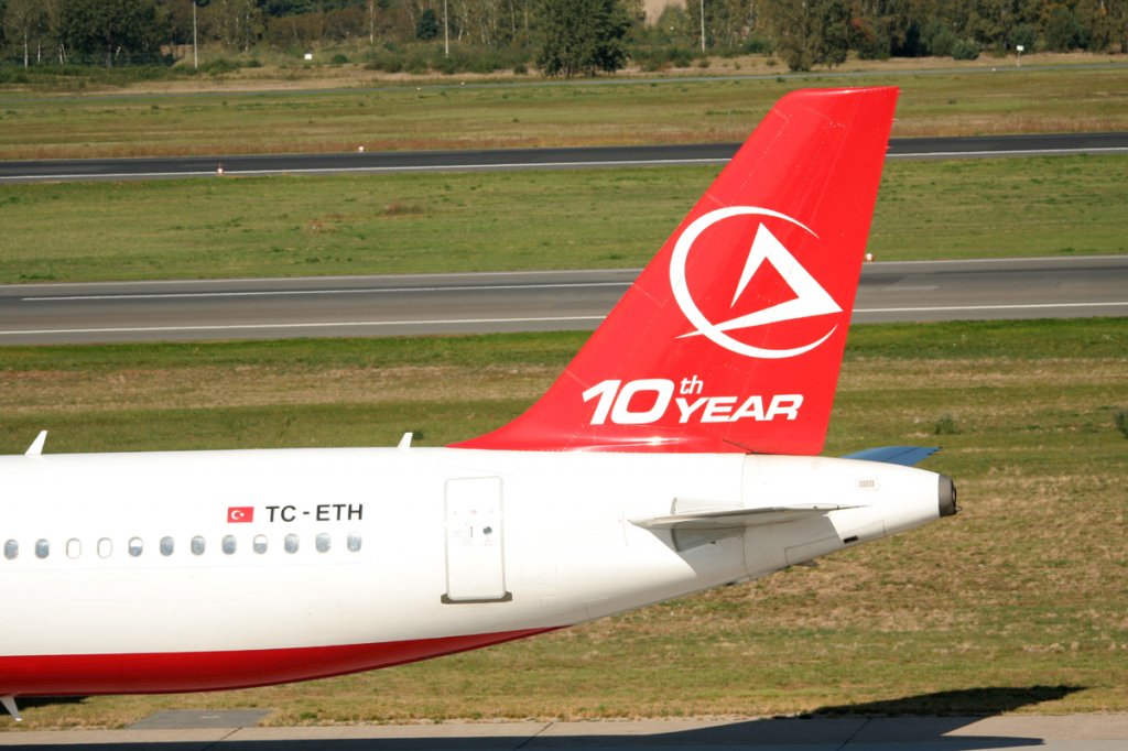 Leitwerk des Atlasjet A 321-231 TC-ETH mit Schriftzug   10th YEAR ,  Berlin-Tegel, 01.10.2011