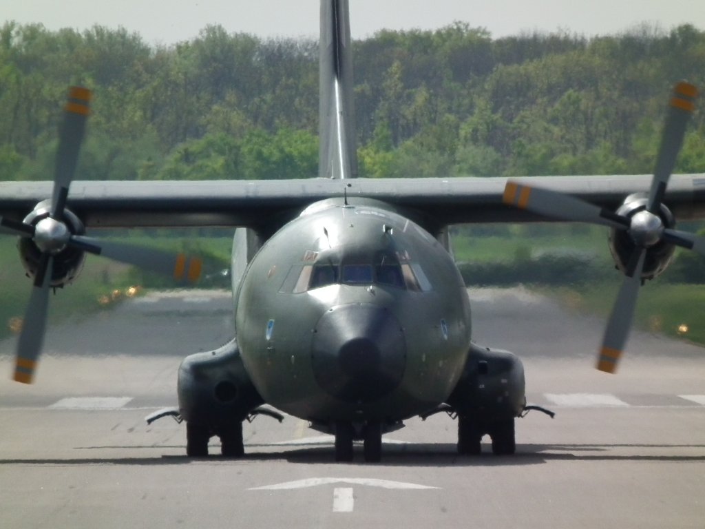 Letzte Landung dieser Transall auf dem Flugplatz Speyer am 13. April 2011, danach zog man sie ins Technik Museum.
