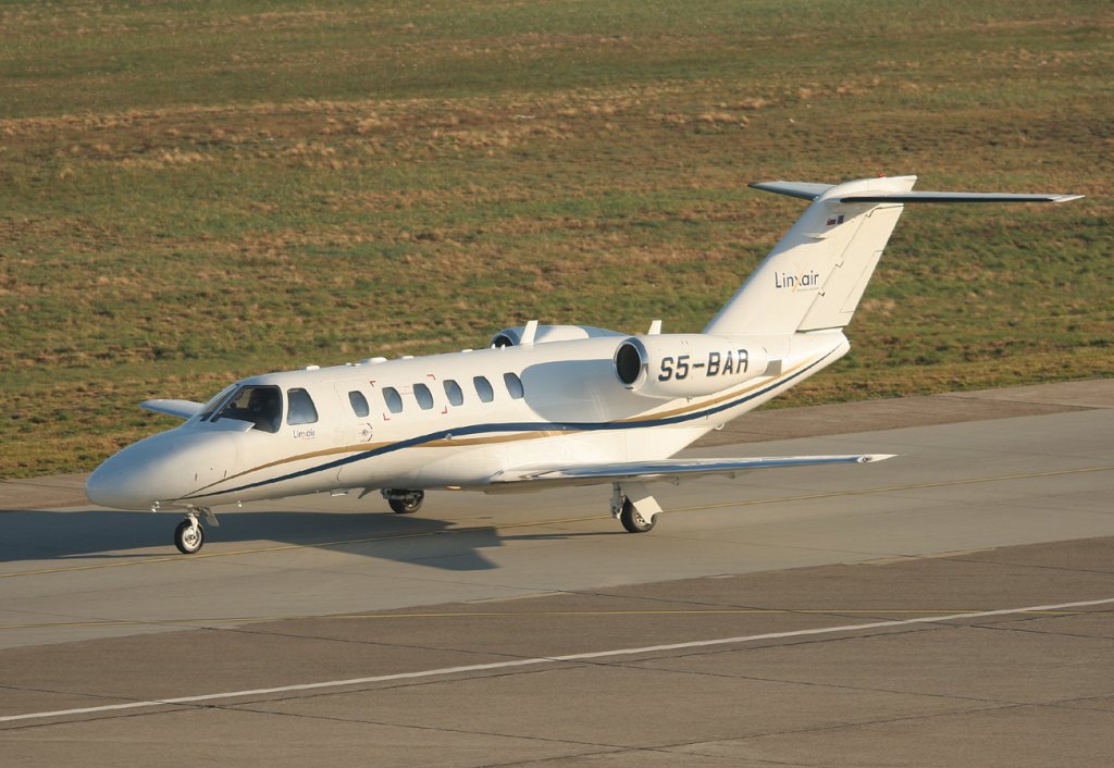 Linx Air Cessna 525A Citation CJ2+ S5-BAR bei der Ankunft in Berlin-Tegel am 01.10.2011