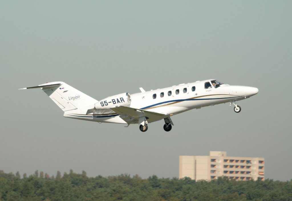 LinxAir Cessna 535 Citation CJ2+ S5-BAR beim Start in Berlin-Tegel am 01.10.2011