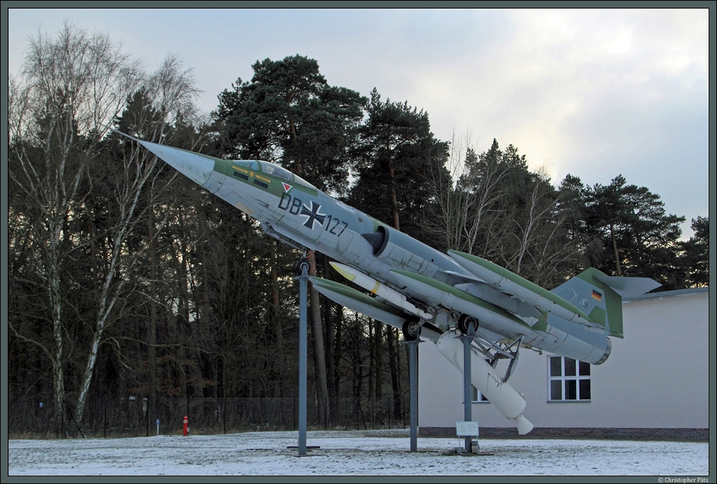 Lockheed F-104G Starfighter DB 127 mit ZLL (Zero Length Launch System=Startsystem ohne Startbahn) im Luftwaffenmuseum Gatow. (19.01.2013)
