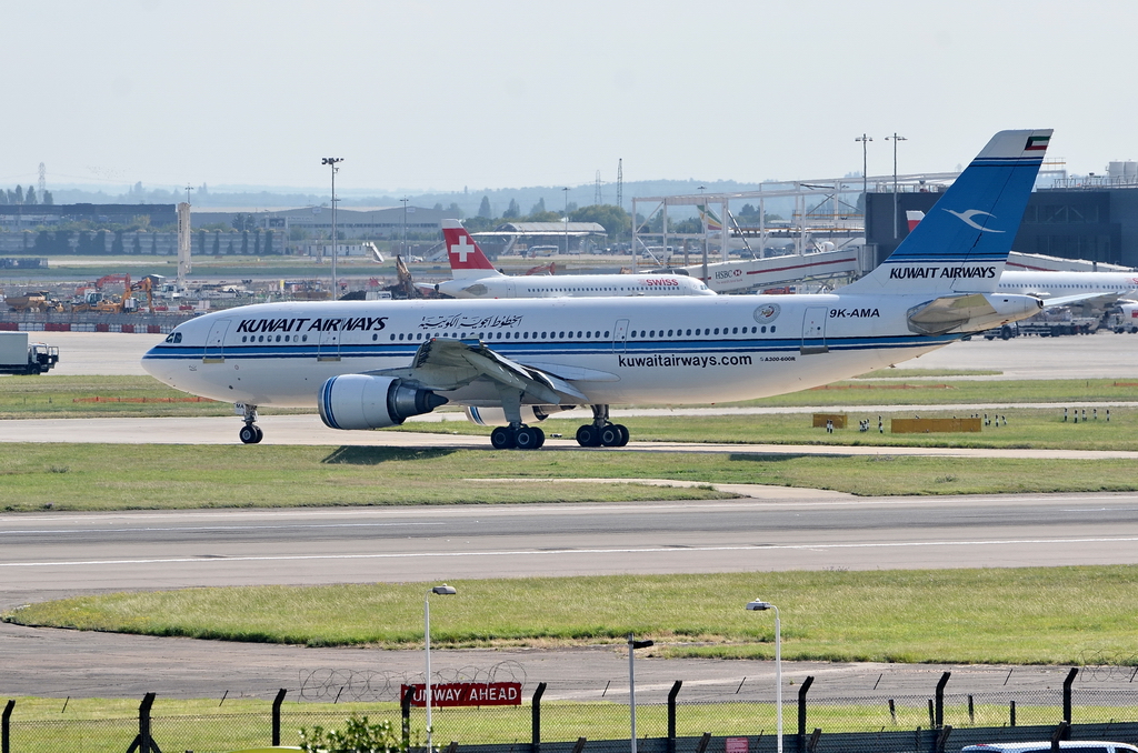 London-Heathrow. Kuwait Airways, 9K-AMA, Airbus A300-600R. Der neuste Flieger ist es zwar nicht mehr, aber bestimmt noch ein sicheres Flugzeug. 30.7.2011
