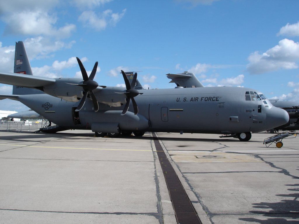 Loockheed C-130 Hercules,
amerik.Langstreckentransportflugzeug mit 4 PTL-Triebwerken,
Erstflug 1954, bereits ber 2100 Stck gebaut,noch in Produktion,
Berlin ILA 2006