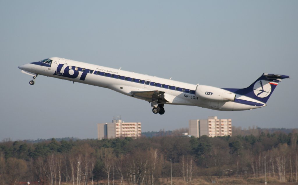 Lot Embraer ERJ-145 SP-LGH beim Start in Berlin-Tegel am 02.04.2010