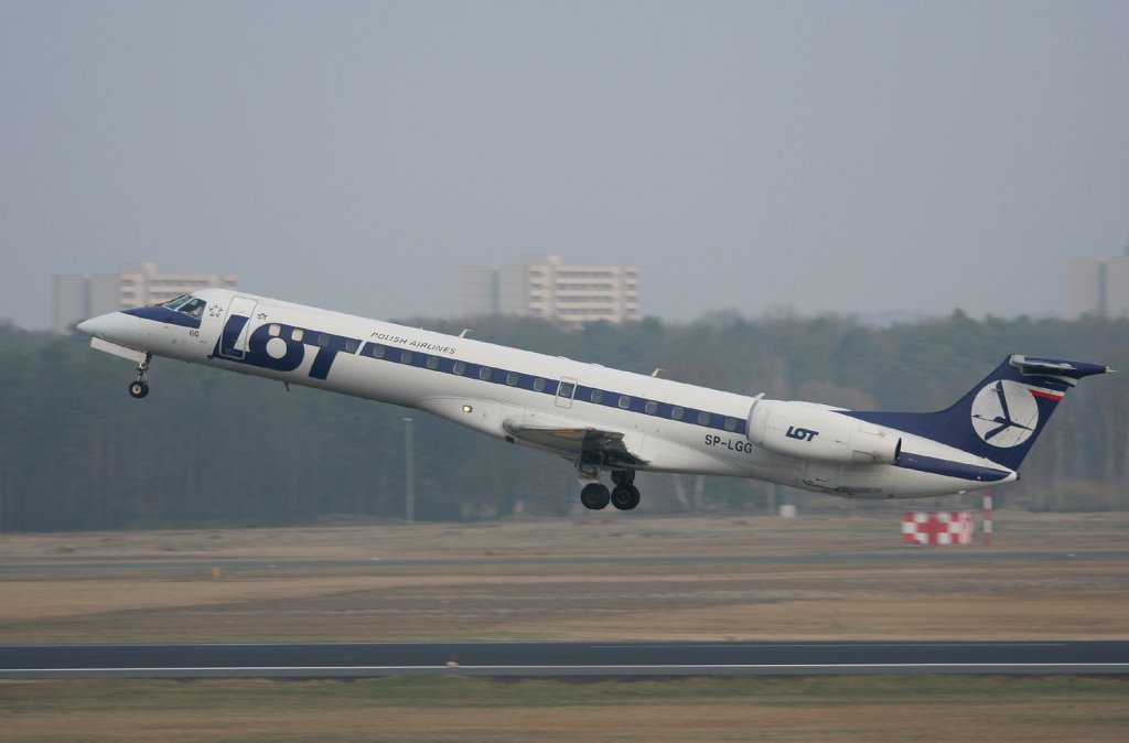 LOT Embraer ERJ-145MP SP-LGG beim Start in Berlin-Tegel am 02.04.2011