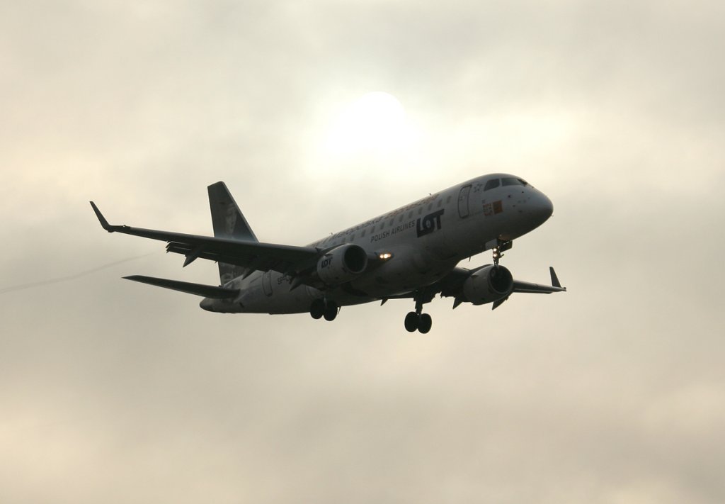 LOT Embraer ERJ-170-100STD SP-LDC kurz vor der Landung in Berlin-Tegel am 09.03.2012