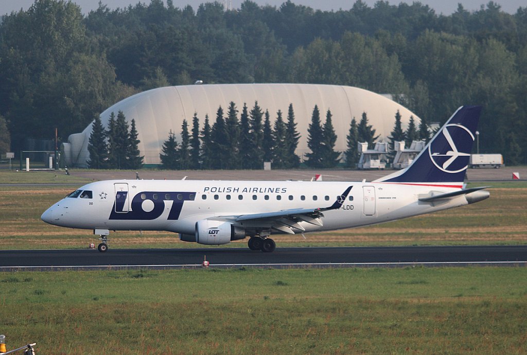 LOT Embraer ERJ-170-100STD SP-LDD nach der Landung in Berlin-Tegel am 22.08.2012