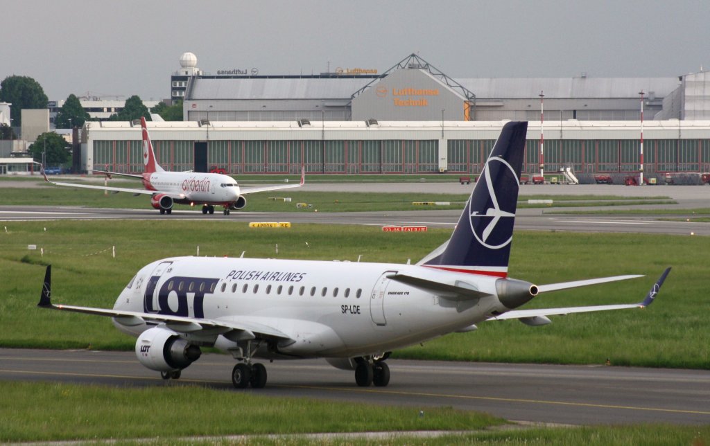 LOT Polish Airlines,SP-LDE,(c/n17000029),Embraer ERJ 170-100,30.05.2013,HAM-EDDH,Hamburg,Germany(hinten landet Air Berlin,D-ABKN)