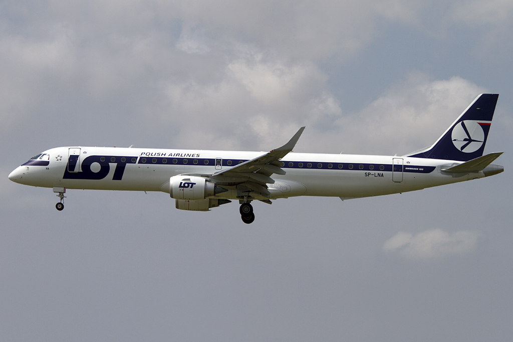LOT, SP-LNA, Embraer, ERJ-195, 16.06.2011, BCN, Barcelona, Spain 




