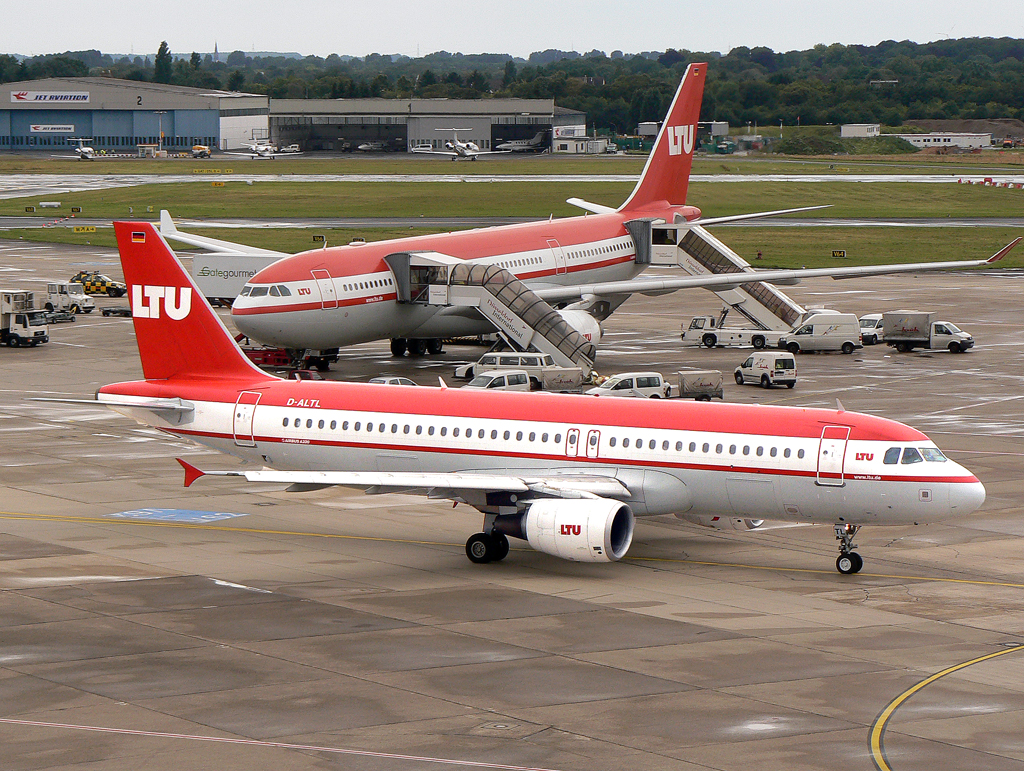 LTU A-320 D-ALTL und A330-200 D-ALPE auf dem Vorfeld in DUS / EDDL / Düsseldorf am 30.07.2007