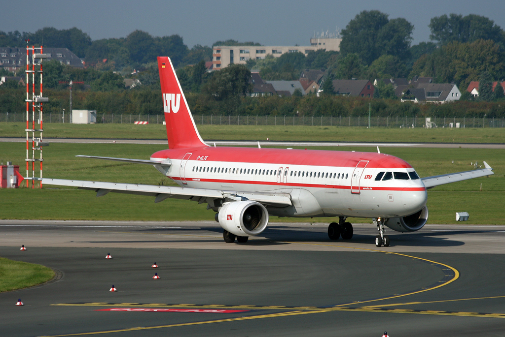 LTU A320 D-ALTE verlsst die 05R in DUS / EDDL / Dsseldorf am 20.09.2008