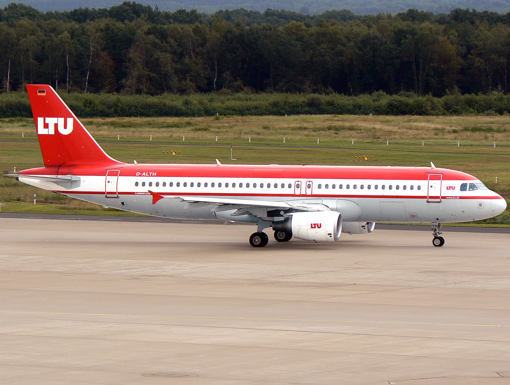 LTU A320 D-ALTH auf dem Taxiway zur 14L in CGN / EDDK / Köln Bonn am 19.08.2007