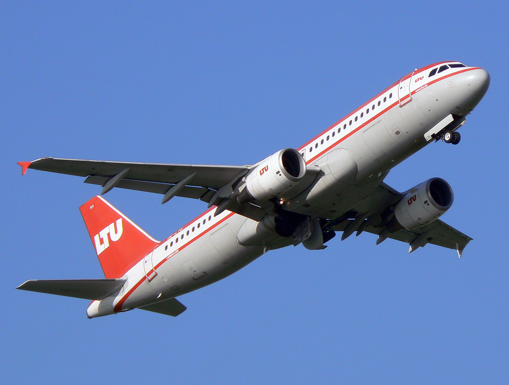 LTU A320 OE-LTU nach dem Takeoff auf 05R in DUS / EDDL / Düsseldorf am 07.10.2007
