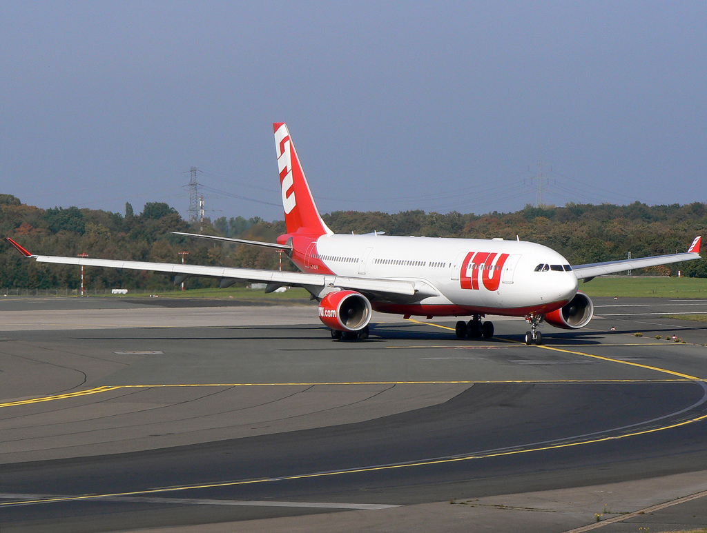 LTU A330-200 D-ALPE beim Verlassen der 05R in DUS / EDDL / Düsseldorf am 07.10.2007