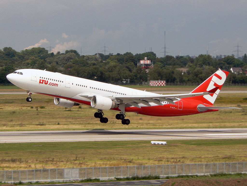 LTU A330-200 D-ALPI beim Takeoff auf 23L in DUS / EDDL / Düsseldorf am 30.07.2007