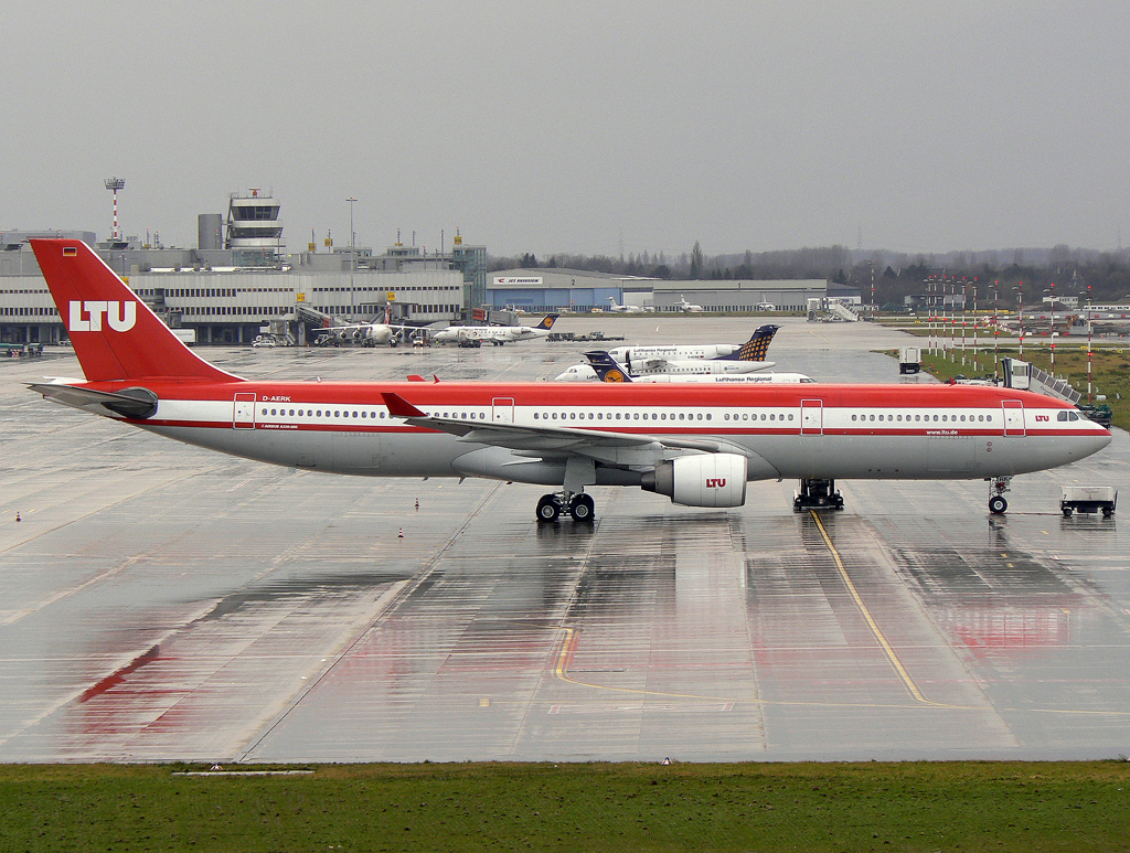 LTU A330-300 D-AERK auf verregnetem Vorfeld in DUS / EDDL / Düsseldorf am 25.11.2007