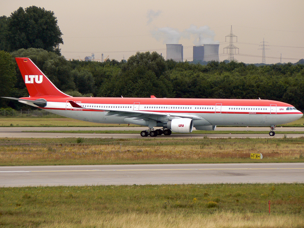 LTU A330-300 D-AERS beim Verlassen der 05L in DUS / EDDL / Dsseldorf am 23.07.2007