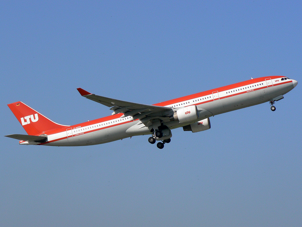 LTU A330-300 D-AERS nach dem Takeoff auf 05R in DUS / EDDL / Düsseldorf am 07.10.2007
