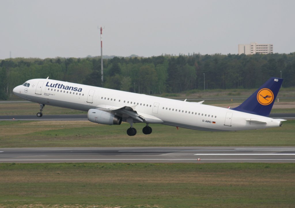 Lufdthansa A 321-131 D-AIRO  Konstanz  beim Start in Berlin-Tegel am 01.05.2010
