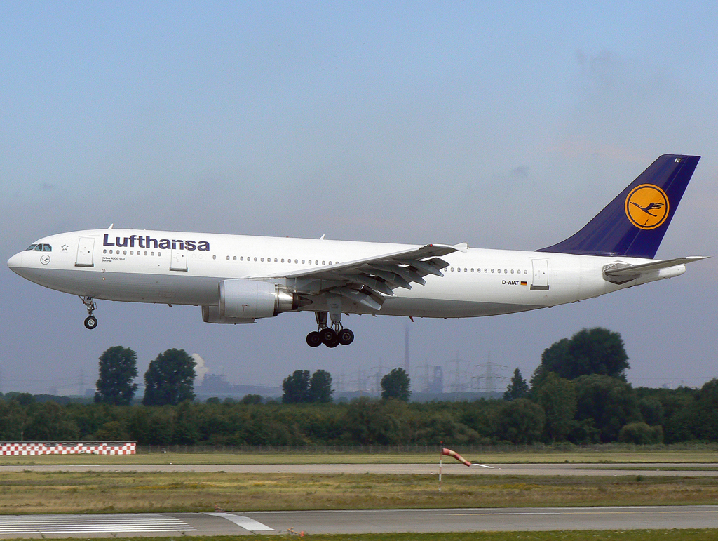 Lufthansa A-300 B4-600 D-AIAT kurz vor der Landung auf der 23L in DUS / EDDL / Düsseldorf am 22.07.2007