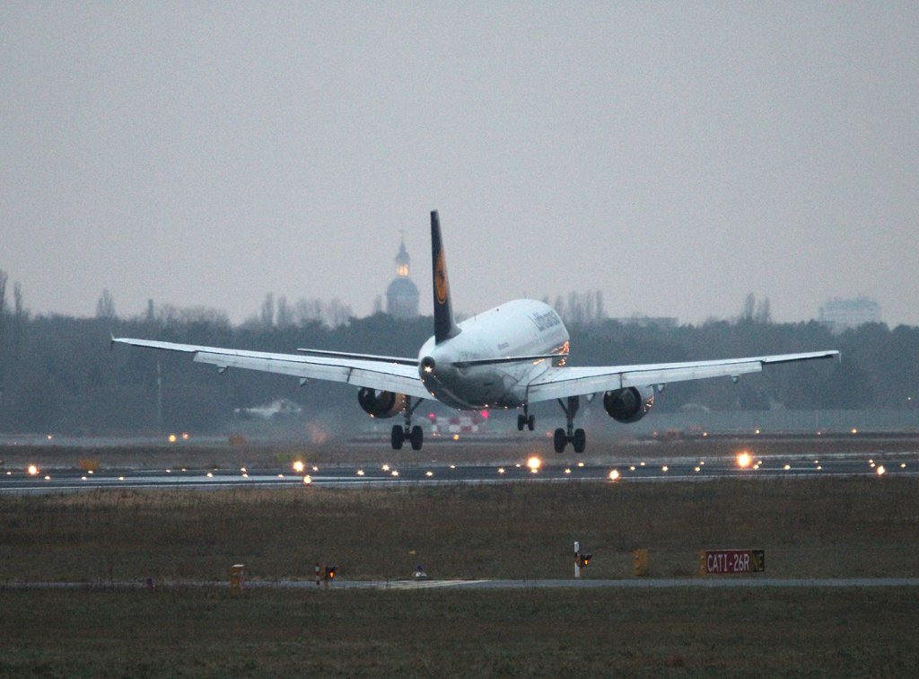 Lufthansa A 319-112 D-AIBA bei der Landung in Berlin-Tegel am 01.12.2012