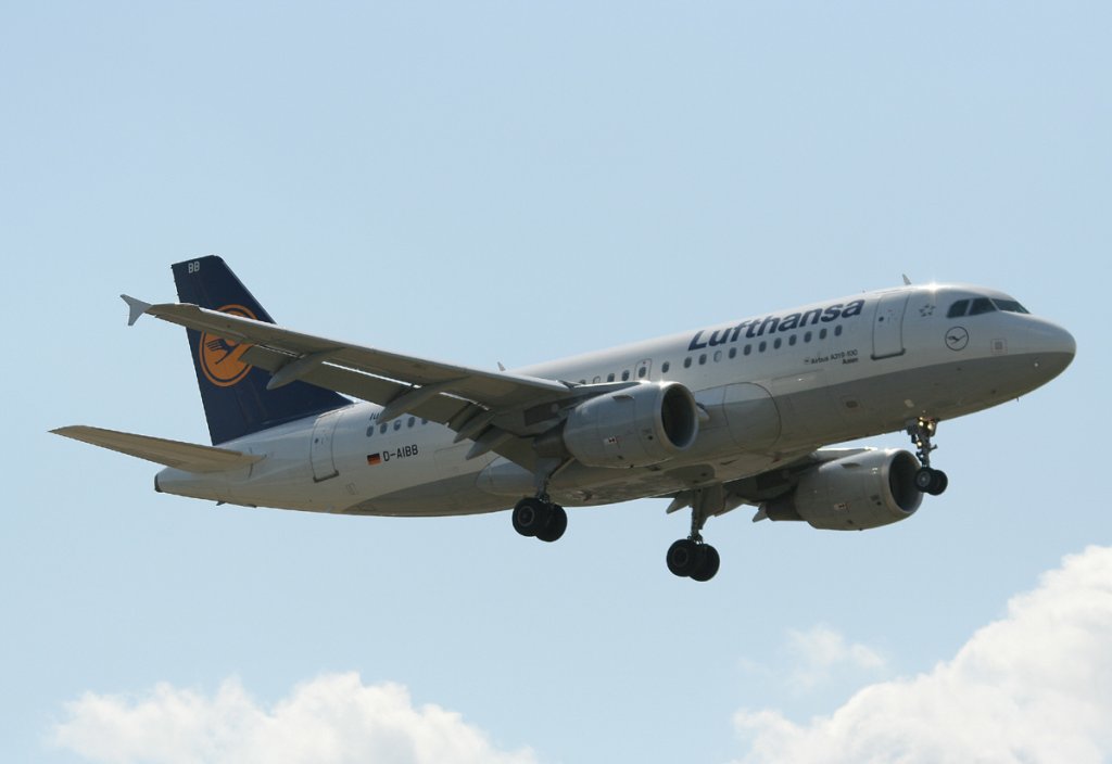 Lufthansa A 319-112 D-AIBB  Aalen  kurz vor der Landung in Berlin-Tegel am 09.06.2012 