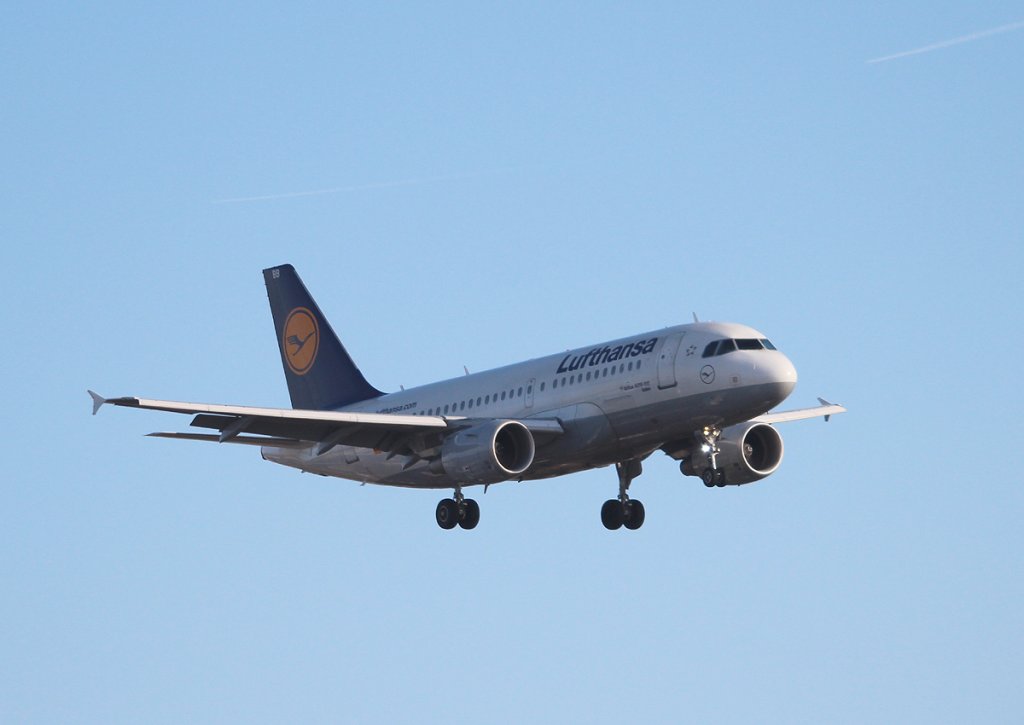 Lufthansa A 319-112 D-AIBB  Aalen  bei der Landung in Berlin-Tegel am 01.03.2013