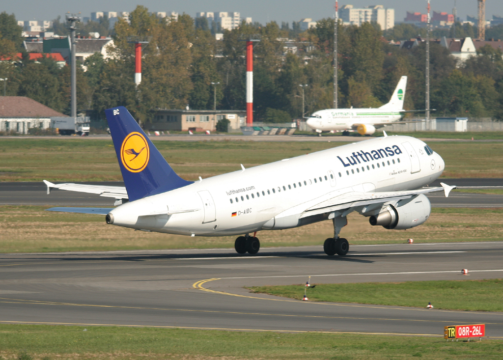 Lufthansa A 319-112 D-AIBC beim Start in Berlin-Tegel am 25.09.2011