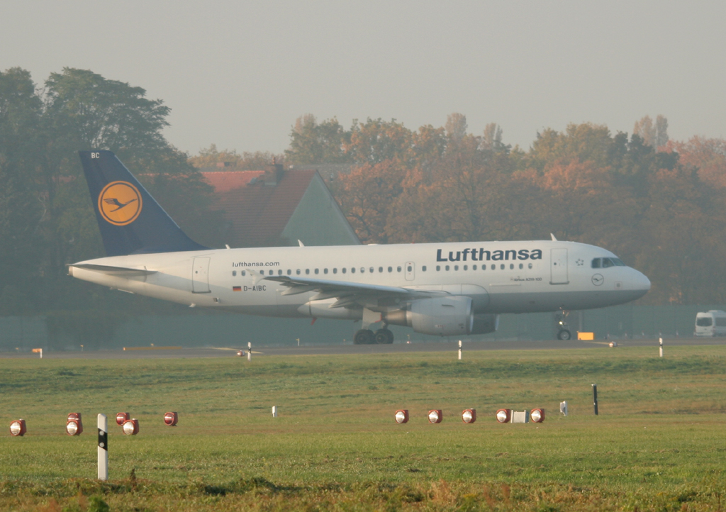 Lufthansa A 319-112 D-AIBC kurz vor dem Start in Berlin-Tegel an einem sehr trben Morgen des 29.10.2011