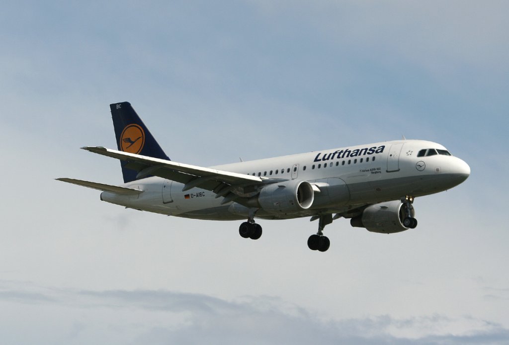 Lufthansa A 319-112 D-AIBC  Siegburg  kurz vor der Landung in Berlin-Tegel am 25.06.2012