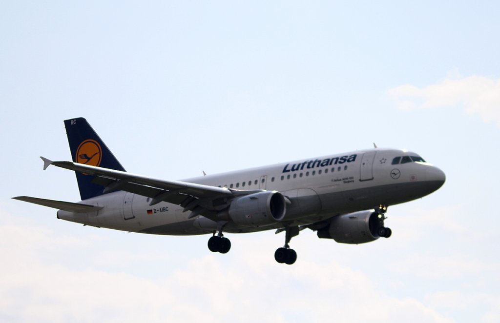 Lufthansa A 319-112 D-AIBC  Siegburg  bei der Landung in Berlin-Tegel am 22.08.2012