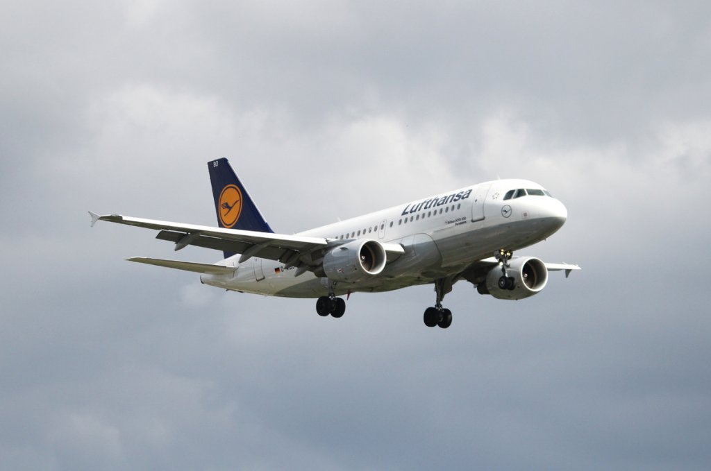 Lufthansa A 319-112 D-AIBD  Primasens  bei der Landung in Berlin-Tegel am 20.07.2012