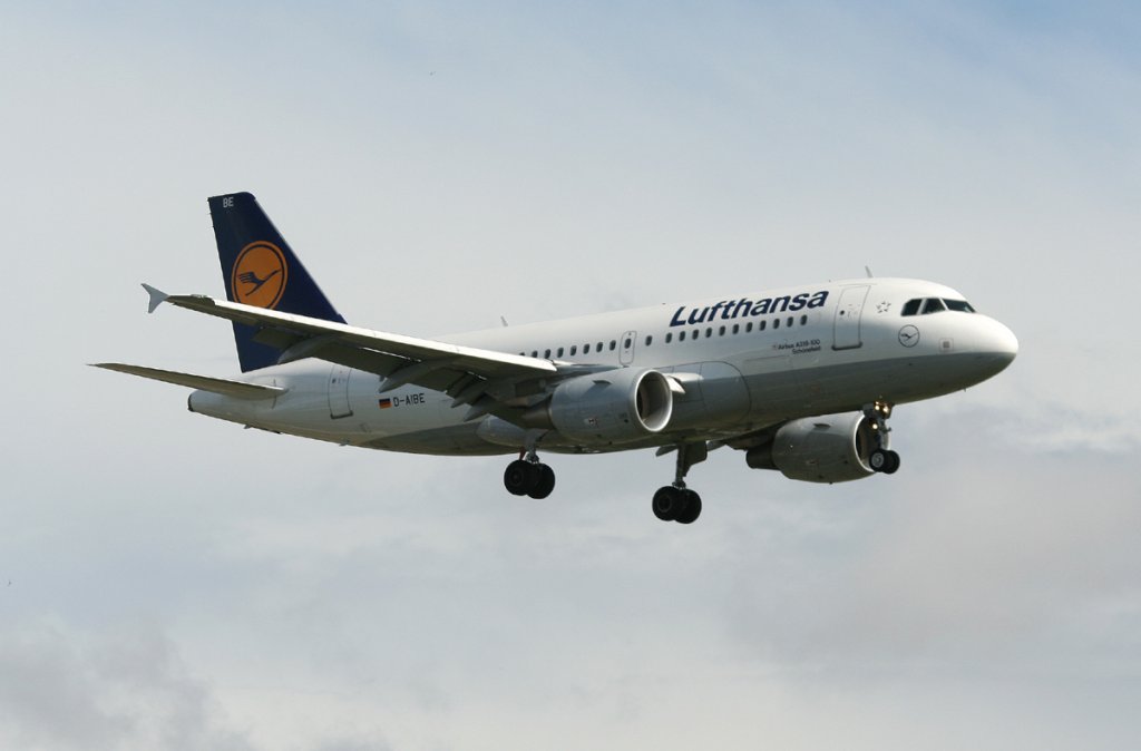 Lufthansa A 319-112 D-AIBE  Schnefeld  kurz vor der Landung in Berlin-Tegel am 25.06.2012